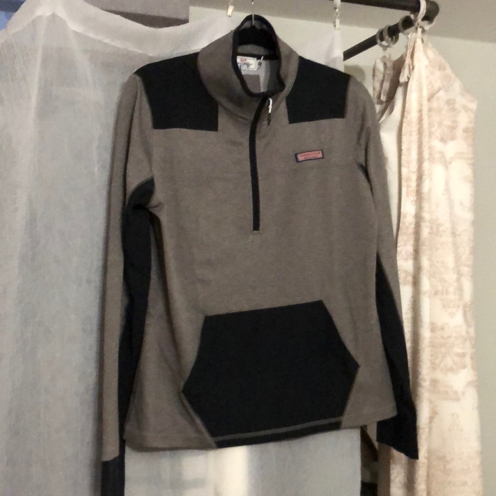Never worn light weight vineyard vines top!